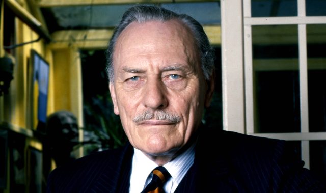 "Det er som at se en nation travlt beskæftiget med at stable sit eget ligbål." Enoch Powell, 20. april 1968.