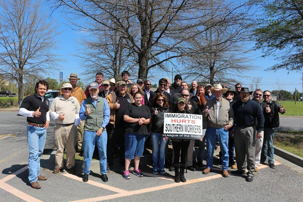 Et gruppefoto af aktivister med skilt