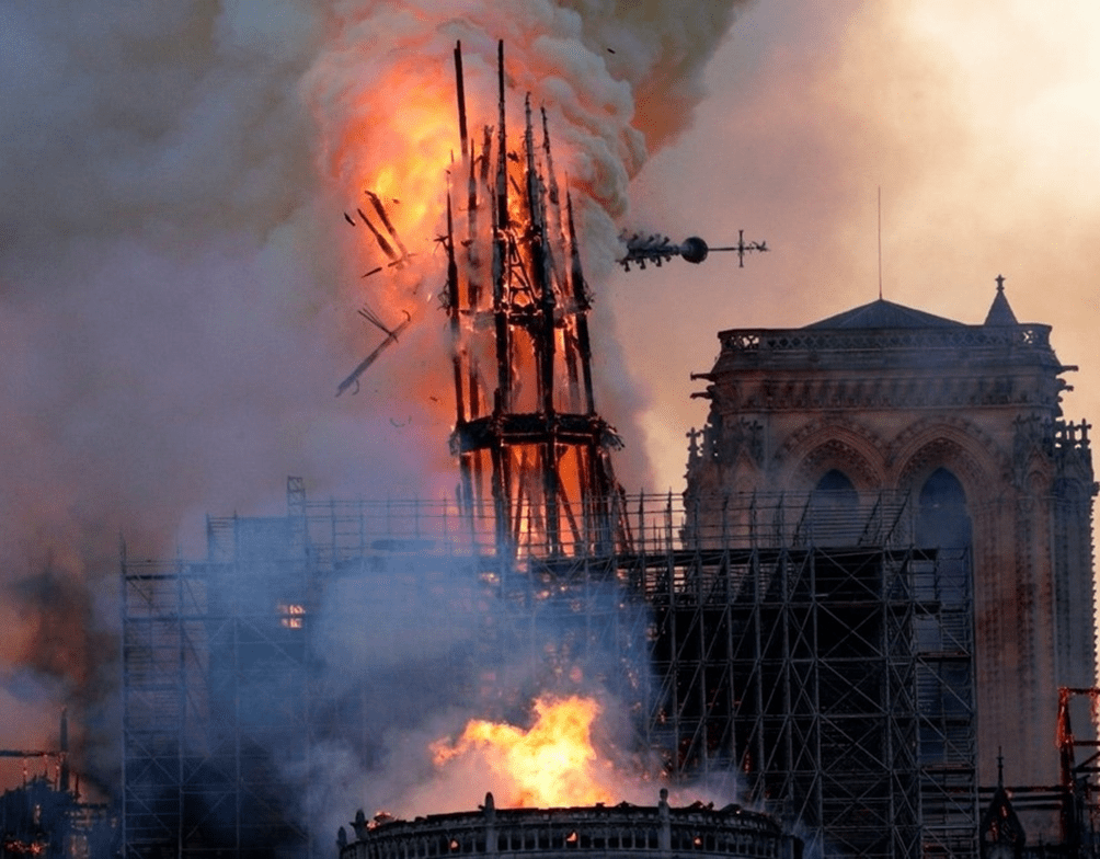 Katedralen Notre Dame i brand