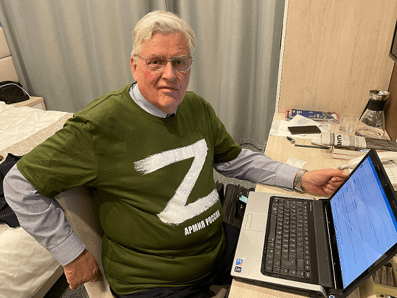 Mand sidder ved sin bærbare ved et skrivebord