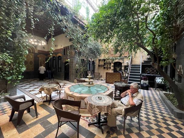 Povl H. Riis-Knudsen sidder på et hotel i Damaskus, Syrien.