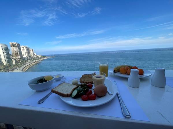 Morgenmad med udsigt på toppen af Bay View Hotel i Beirut, Libanon.